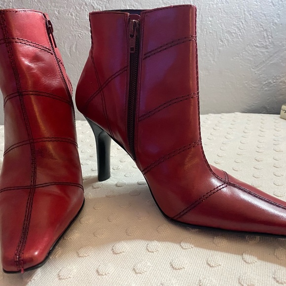 DIBA Vintage Red Bootie - Picture 2 of 16